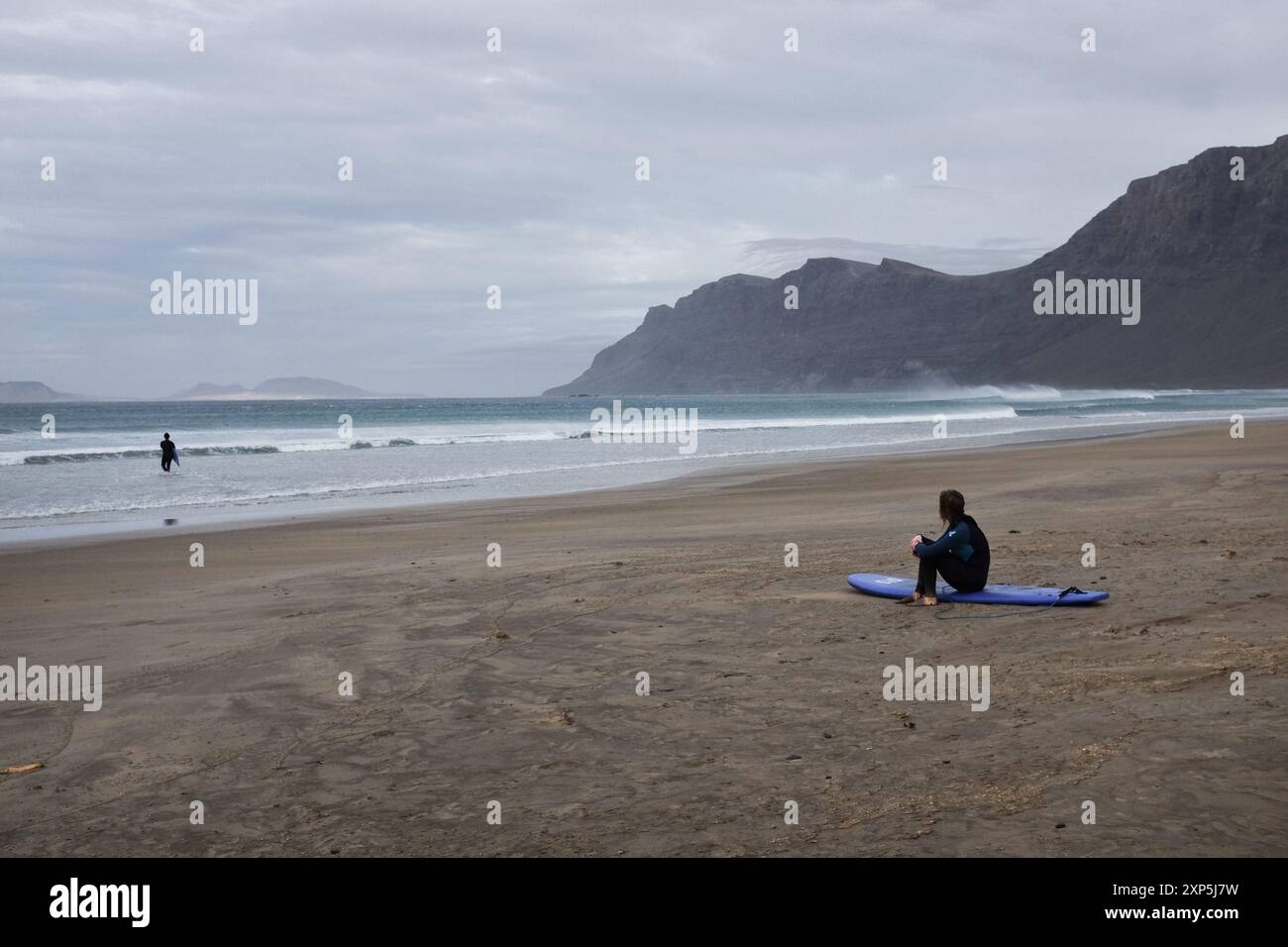 Surf sur la plage de Famara à Lanzarote, îles Canaries Banque D'Images