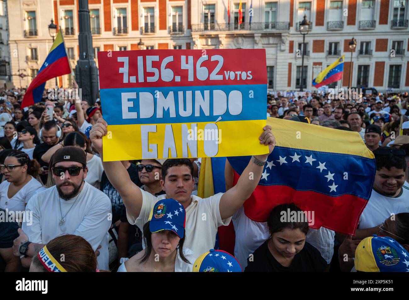 Madrid, Espagne. 03 août 2024. Des personnes portant des pancartes et des drapeaux protestant pendant une manifestation. Des milliers de Vénézuéliens résidant à Madrid se sont rassemblés à la Puerta del sol pour protester et exprimer leur désaccord avec les résultats des élections au Venezuela et apporter leur soutien à la chef de l'opposition Maria Corina Machado et au candidat de l'opposition Edmundo Gonzalez. Crédit : Marcos del Mazo/Alamy Live News Banque D'Images