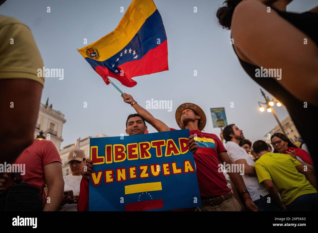 Madrid, Espagne. 03 août 2024. Un homme tient une pancarte lisant "liberté Venezuela" manifestant lors d'une manifestation. Des milliers de Vénézuéliens résidant à Madrid se sont rassemblés à la Puerta del sol pour protester et exprimer leur désaccord avec les résultats des élections au Venezuela et apporter leur soutien à la chef de l'opposition Maria Corina Machado et au candidat de l'opposition Edmundo Gonzalez. Crédit : Marcos del Mazo/Alamy Live News Banque D'Images