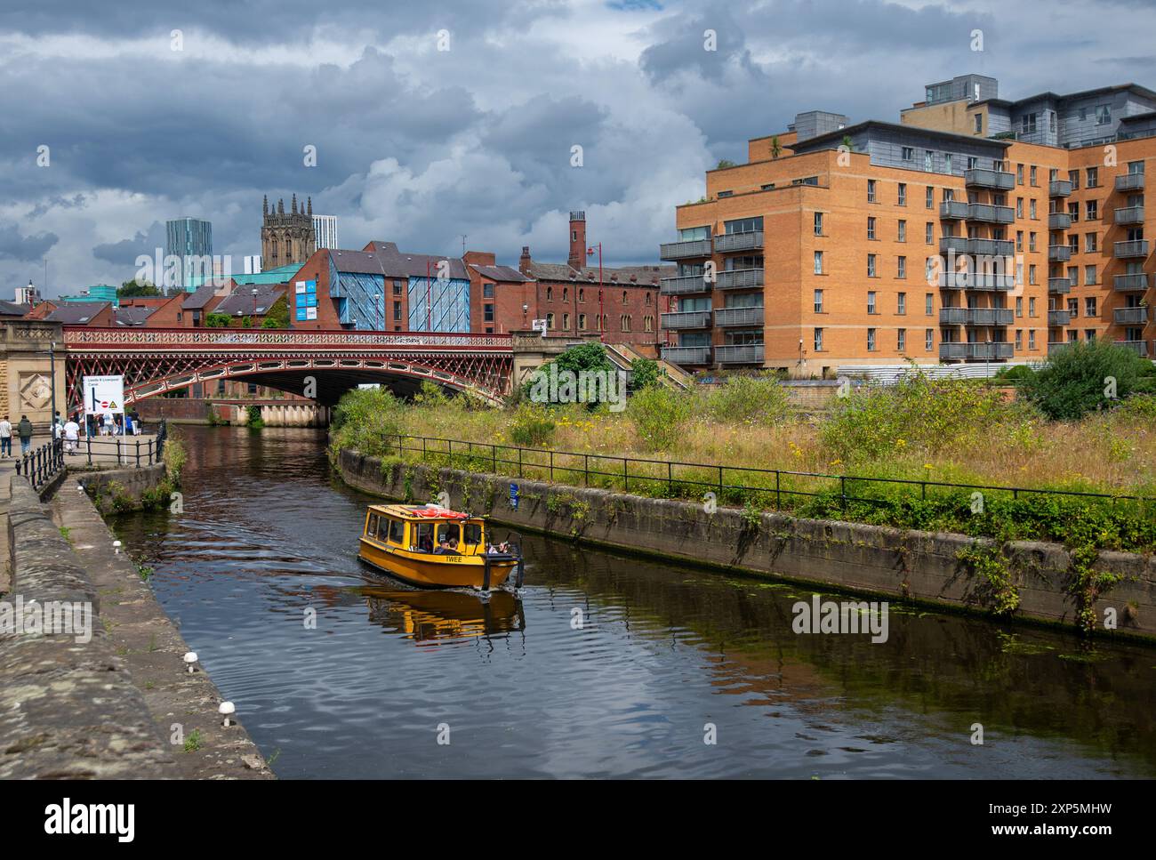 Water Taxi opérant sur la rivière aire approchant Leeds Dock, Leeds, West Yorkshire, Angleterre, Royaume-Uni Banque D'Images