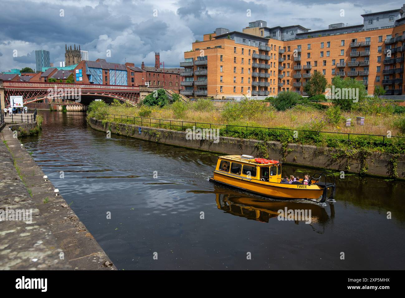 Water Taxi opérant sur la rivière aire approchant Leeds Dock, Leeds, West Yorkshire, Angleterre, Royaume-Uni Banque D'Images