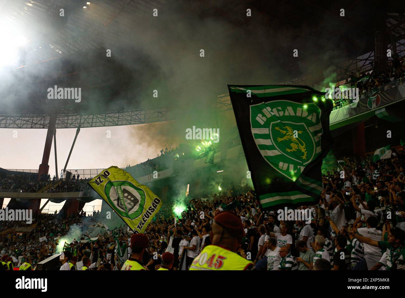 Aveiro, Pt, PORTUGAL. 3 août 2024. Aveiro (PT) 08/03/2024 - CANDIDO DE OLIVEIRA SUPERTACA FINAL - SPORTING CP x FC PORTO Ã¢â‚¬' SPORTING fans pendant le match entre Sporting x Porto, valable pour la finale du Candido de Oliveira Supertaca, qui se tient au stade municipal d'Aveiro, à Aveiro, samedi soir, (03) (crédit image : © Alexandre Gomes/TheNEWS2 via ZUMA Press Wire) USAGE ÉDITORIAL EXCLUSIF ! Non destiné à UN USAGE commercial ! Banque D'Images