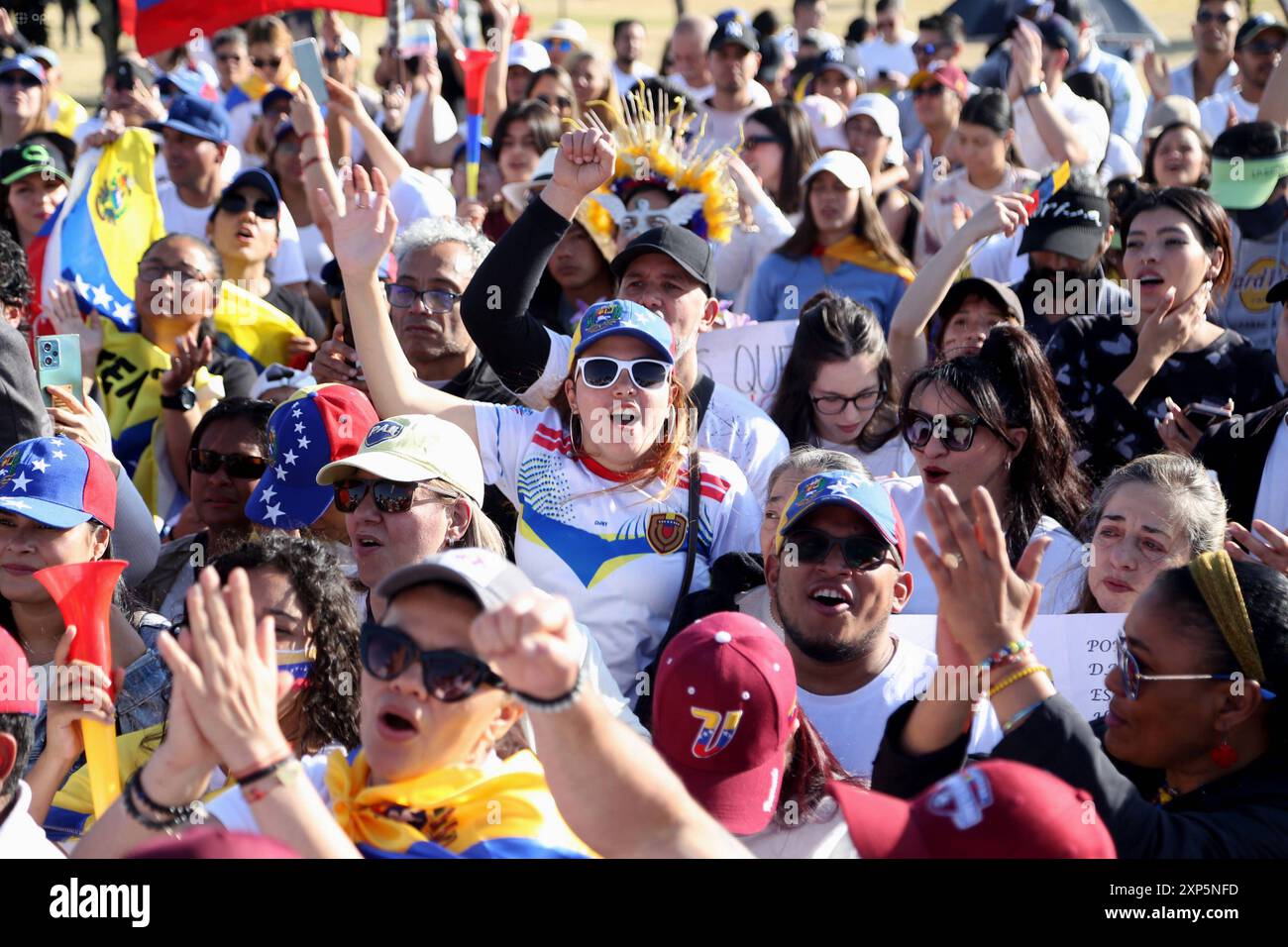 POL MARCHA RECHAZO MADURO VENEZUELA Quito, 03 de agosto 2024, en el Parque Bicentenario una marcha se manifiesta en faveur de la libertad de Venezuela y en rechazo a lo que fue catalogado como fraude electric por los marchantes, Garel Benalcazar API Quito Pichincha Ecuador POL MARCHARECHAZOMADURO VENEZUELA 005a0cadaca8aca2bcd11efae9964420 Copyright : xGARELBENALCAZARx Banque D'Images