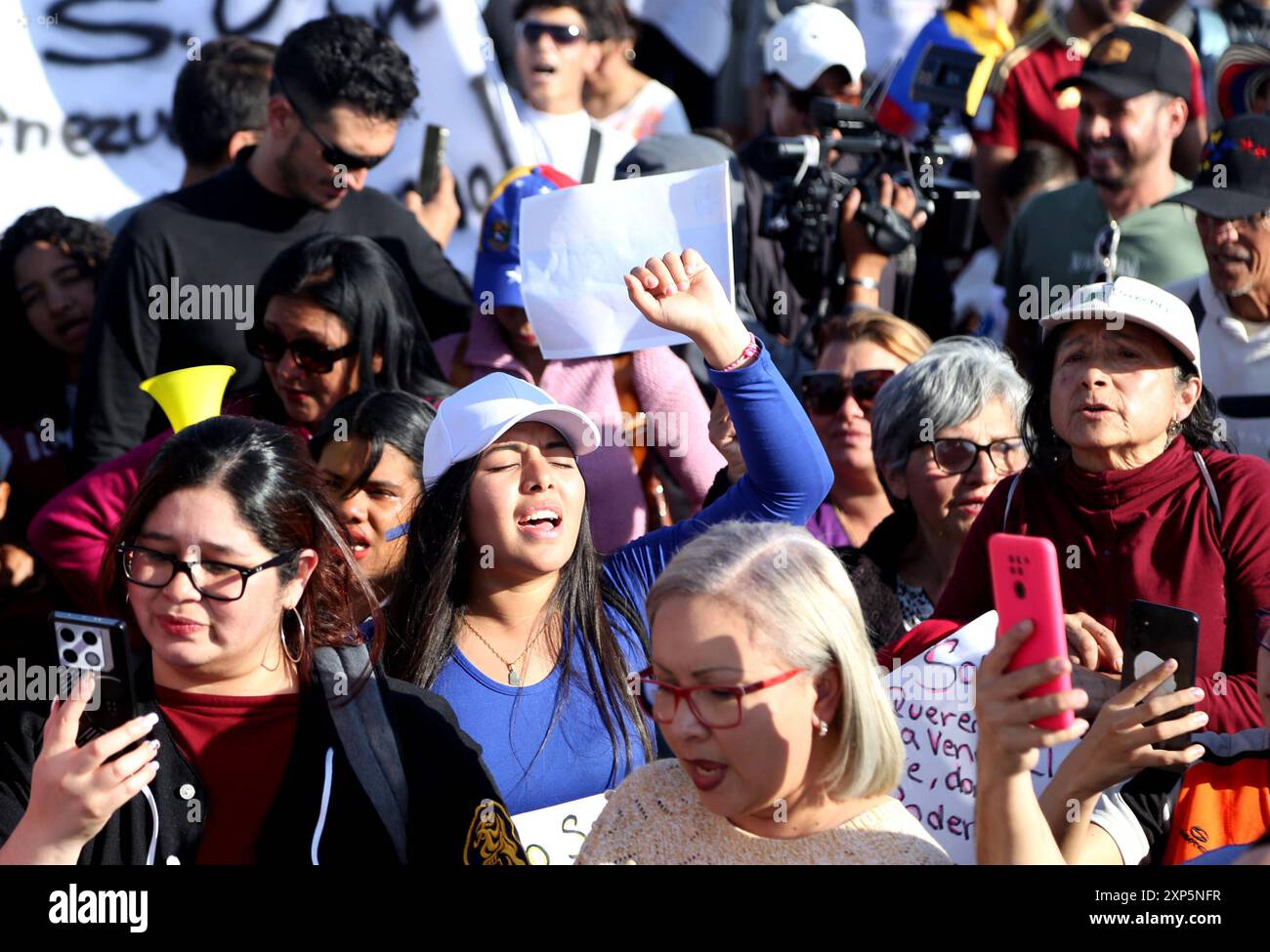 POL MARCHA RECHAZO MADURO VENEZUELA Quito, 03 de agosto 2024, en el Parque Bicentenario una marcha se manifiesta en faveur de la libertad de Venezuela y en rechazo a lo que fue catalogado como fraude electric por los marchantes, Garel Benalcazar API Quito Pichincha Ecuador POL MARCHARECHAHAZOMADURO VENEZUELA 2ac24081fdbe02706a6f26861c2648b0 Copyright : xGARELBENALCAZARx Banque D'Images