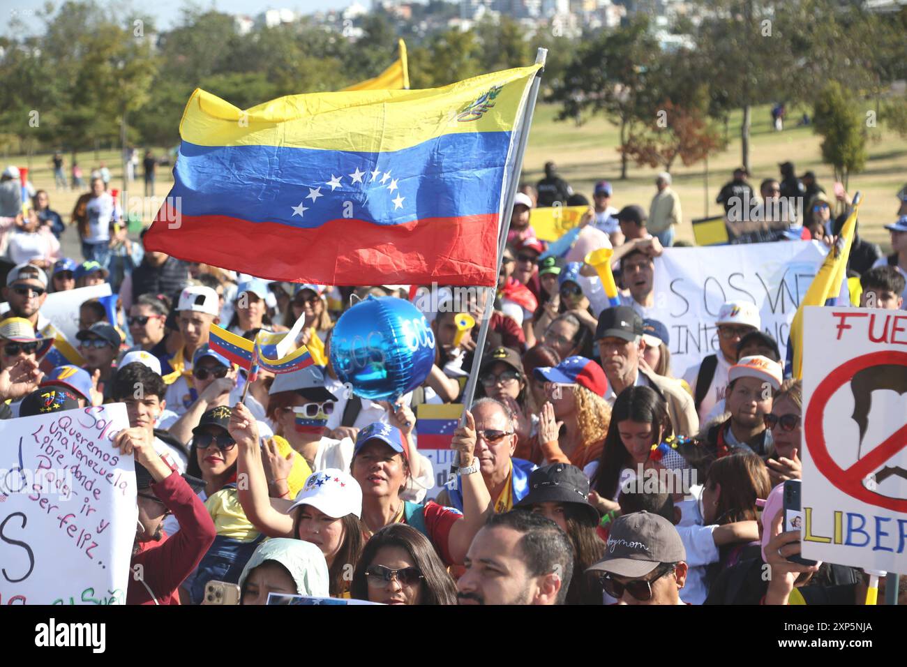 POL MARCHA RECHAZO MADURO VENEZUELA Quito, 03 de agosto 2024, en el Parque Bicentenario una marcha se manifiesta en faveur de la libertad de Venezuela y en rechazo a lo que fue catalogado como fraude electric por los marchantes, Garel Benalcazar API Quito Pichincha Ecuador POL MARCHARECHAZO MADURO VENEZUELA 779879df5fb72c6e0e4a62cac8cd19ff Copyright : xGARELBENALCAZARx Banque D'Images