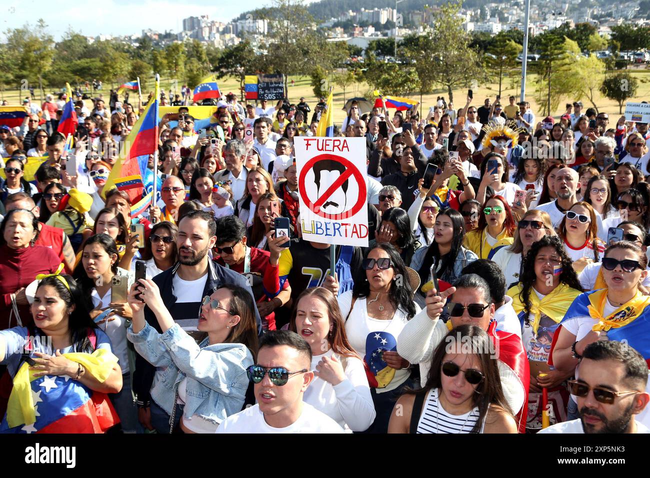 POL MARCHA RECHAZO MADURO VENEZUELA Quito, 03 de agosto 2024, en el Parque Bicentenario una marcha se manifiesta en faveur de la libertad de Venezuela y en rechazo a lo que fue catalogado como fraude electric por los marchantes, Garel Benalcazar API Quito Pichincha Ecuador POL MARCHARECHAHAZOMADURO VENEZUELA 8e159dbb29204029a5730743aeef9229 Copyright : xGARELBENALCAZARx Banque D'Images