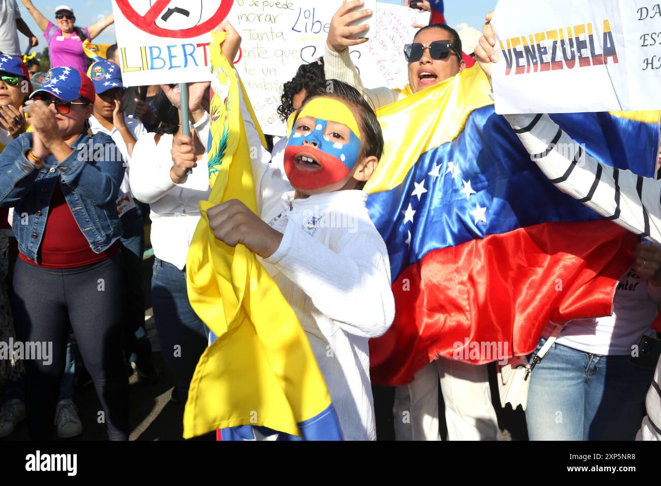 POL MARCHA RECHAZO MADURO VENEZUELA Quito, 03 de agosto 2024, en el Parque Bicentenario una marcha se manifiesta en faveur de la libertad de Venezuela y en rechazo a lo que fue catalogado como fraude electric por los marchantes, Garel Benalcazar API Quito Pichincha Ecuador POL MARCHARECHAZO MADURO VENEZUELA 25bdecb51b59fc0e0af10d0e0120e014 Copyright : xGARELBENALCAZARx Banque D'Images