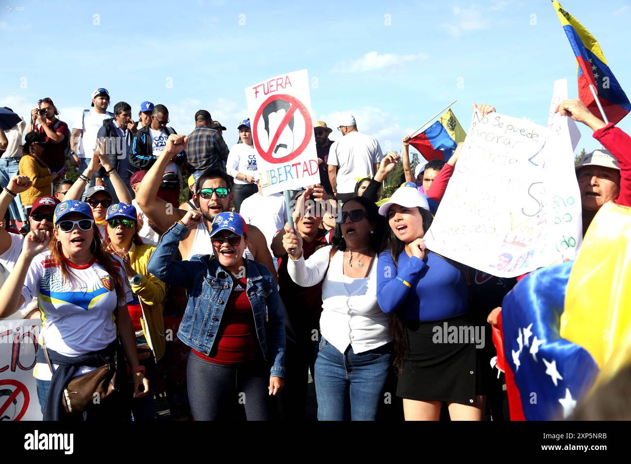 POL MARCHA RECHAZO MADURO VENEZUELA Quito, 03 de agosto 2024, en el Parque Bicentenario una marcha se manifiesta en faveur de la libertad de Venezuela y en rechazo a lo que fue catalogado como fraude electric por los marchantes, Garel Benalcazar API Quito Pichincha Ecuador POL MARCHARECHAZO MADURO VENEZUELA a25d635cef854bf75e75b551189db859 Copyright : xGARELBENALCAZARx Banque D'Images