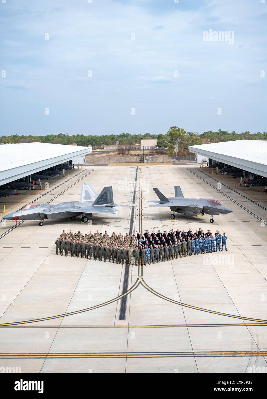 Les aviateurs de l'US Air Force renforcent l'interopérabilité avec leurs homologues de la Royal Australian Air Force grâce à l'intégration lors de l'opération Pitch Black 24 à la base de la RAAF Tindal, en Australie, juillet 30. L'exercice Pitch Black illustre notre capacité à nous unir avec nos alliés et nos partenaires pour synchroniser les efforts au sein d'une force conjointe. Pour dissuader les agressions dans l'Indo-Pacifique, nos forces aériennes doivent être prêtes et résilientes face aux défis futurs et prêtes à s'intégrer avec leurs homologues régionaux et mondiaux. Banque D'Images