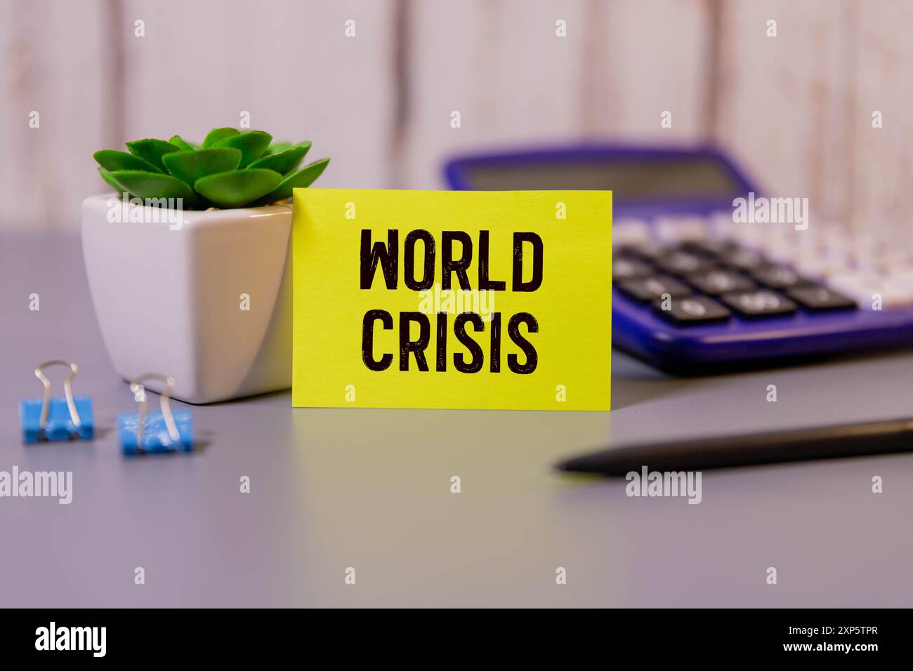 Jakarta 17 janvier 2023 : logo du Forum économique mondial (WEF) vu sur un panneau d'affichage. Est une organisation internationale non gouvernementale et de lobbying fondée par Banque D'Images