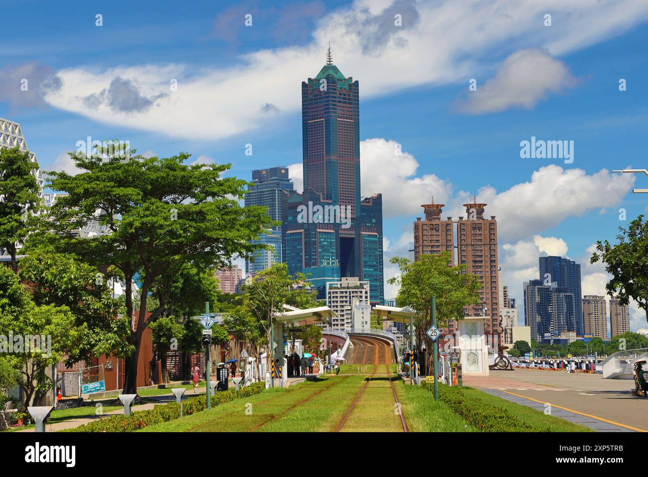 Station de tramway léger de Kaohsiung et 85 Sky Tower, Kaohsiung, Taiwan Banque D'Images