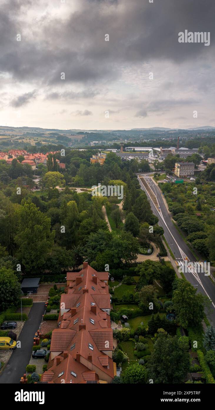 Vue aérienne du paysage vert serein avec développement urbain dans la région de Hilly près d'une ville Banque D'Images