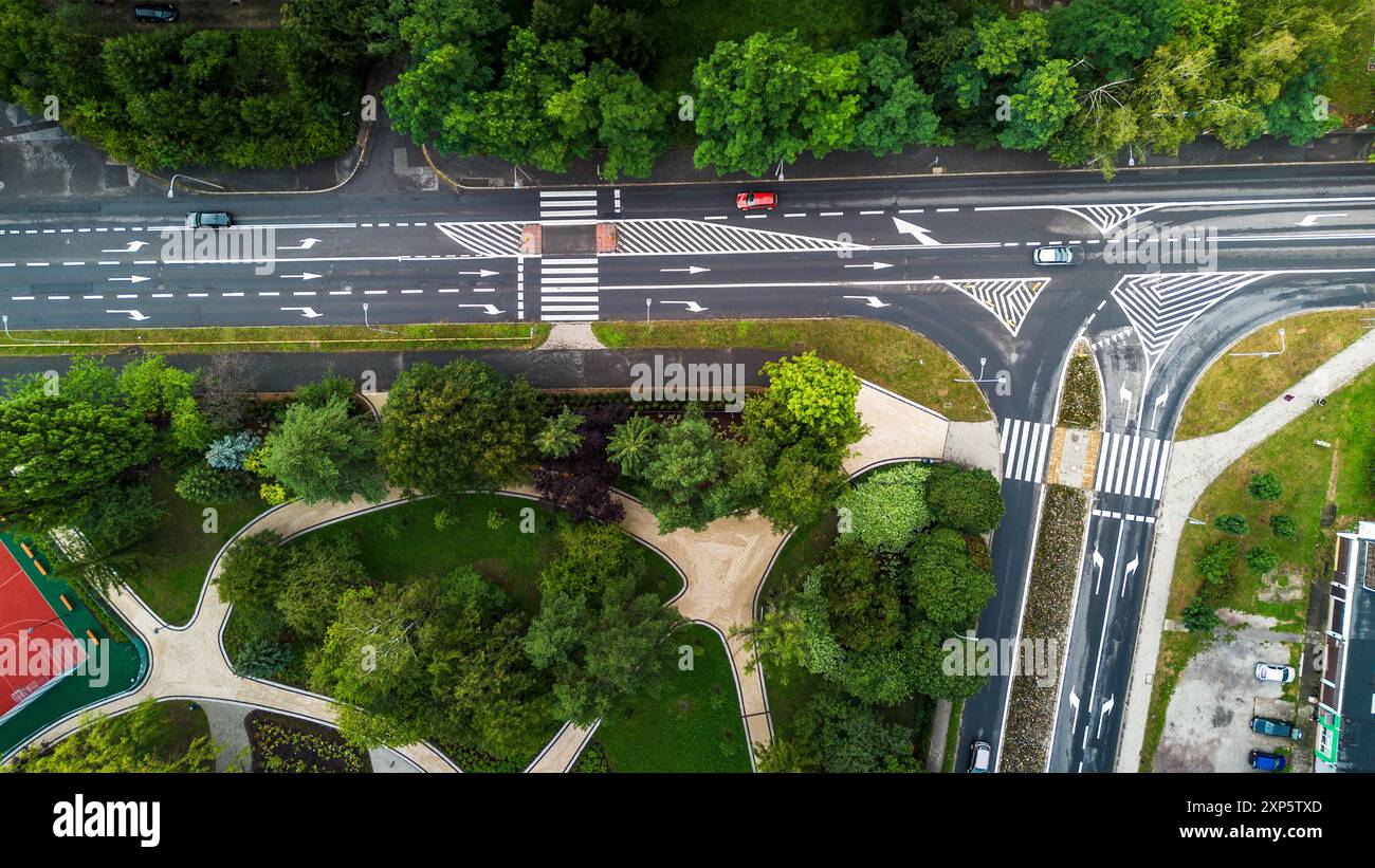 Vue aérienne du parc urbain et de l'intersection de la route pendant la journée dégagée Banque D'Images