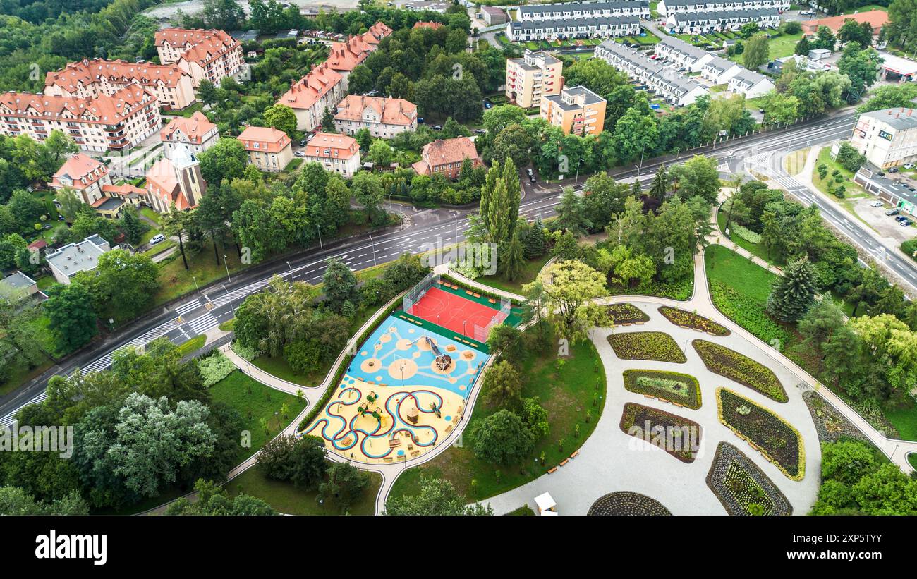 Vue aérienne d'une aire de jeux colorée entourée de verdure luxuriante dans un quartier résidentiel Banque D'Images