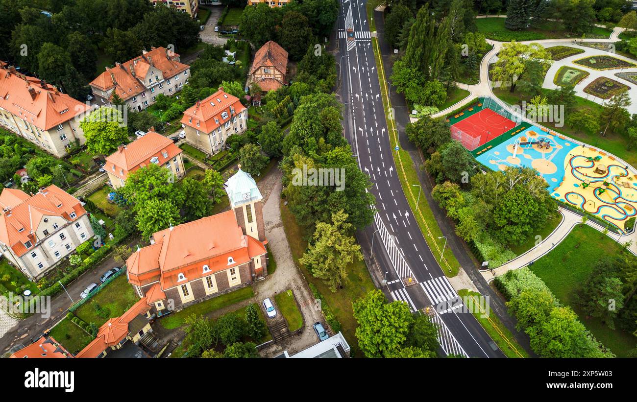 Vue aérienne de la zone résidentielle avec terrains de jeux et routes en été Banque D'Images