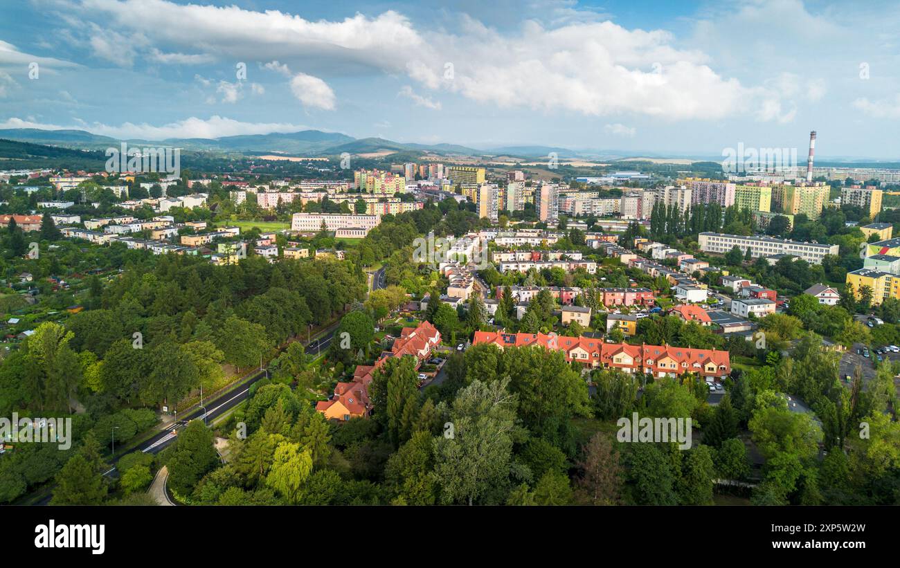 Vue aérienne d'un paysage urbain luxuriant avec des espaces verts et des zones résidentielles en été Banque D'Images