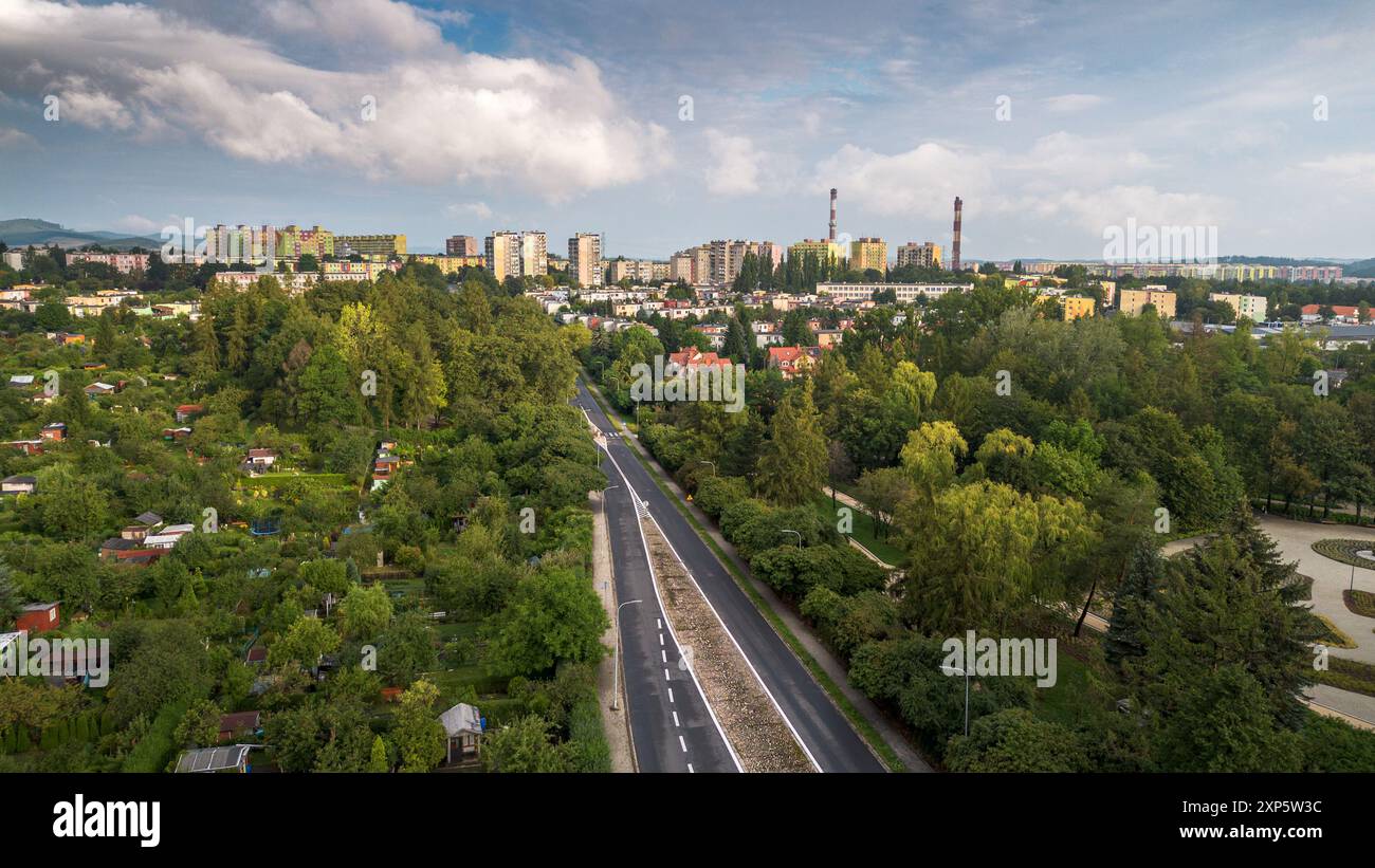 Vue aérienne du paysage urbain avec verdure et paysage urbain dans la lumière de l'après-midi Banque D'Images