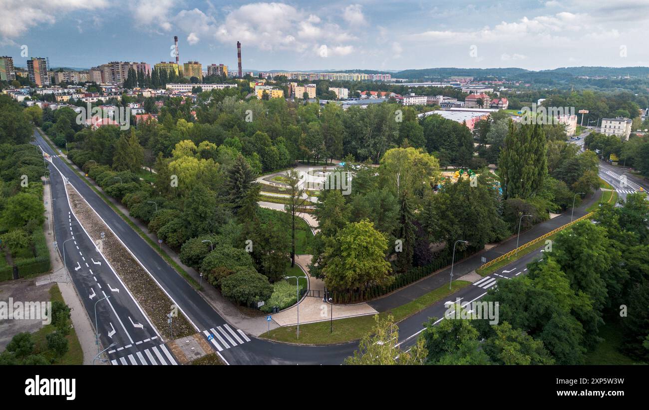 Lush Green Park surplombant le paysage urbain avec des parcs et des routes pendant la lumière du jour Banque D'Images