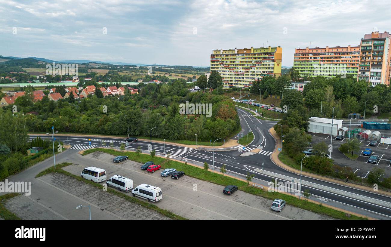 Vue aérienne de la zone urbaine avec rond-point et bâtiments résidentiels à la lumière du jour Banque D'Images
