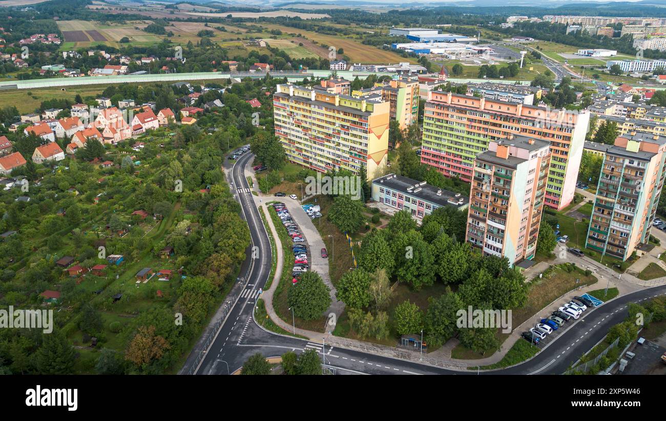 Vue aérienne du paysage urbain avec des bâtiments résidentiels et des espaces verts dans une zone panoramique Banque D'Images