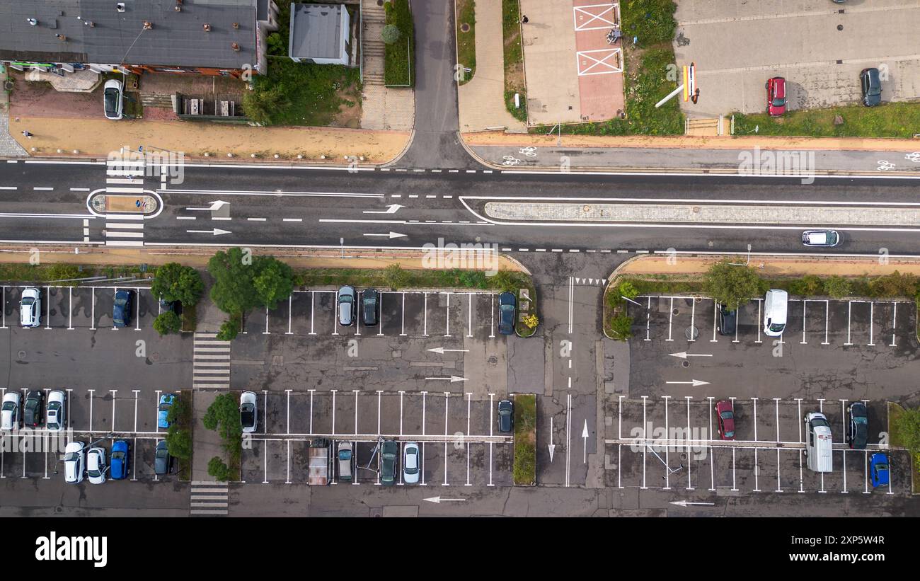 Vue aérienne de l'intersection urbaine achalandée avec plusieurs parcs de stationnement pendant les heures de jour Banque D'Images