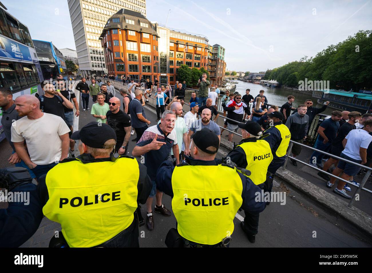 Les manifestants s'affrontent contre la police et les contre-manifestants lors de la manifestation "assez, c'est assez" convoquée par des militants d'extrême droite à Bristol Banque D'Images