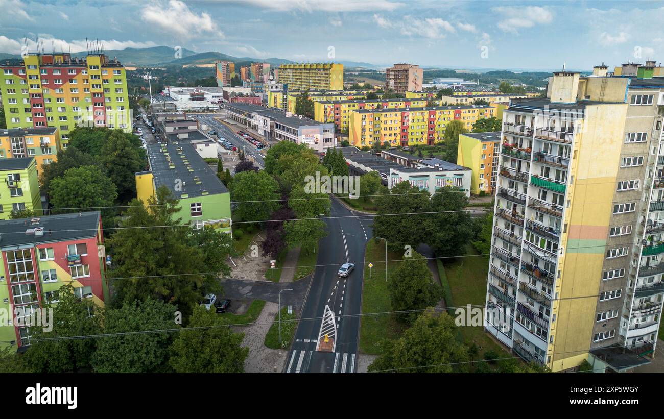 Walbrzych, Pologne - 08.03.2024 : vue aérienne des bâtiments résidentiels et des rues de Walbrzych City, Pologne par un jour ensoleillé Banque D'Images