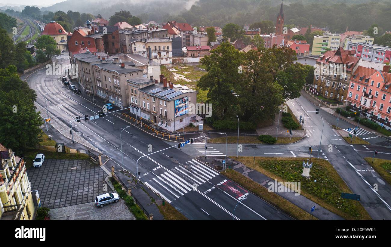 Walbrzych, Pologne - 08.2024 : vue aérienne de la place de Walbrzych avec des bâtiments historiques et une atmosphère pluvieuse Banque D'Images