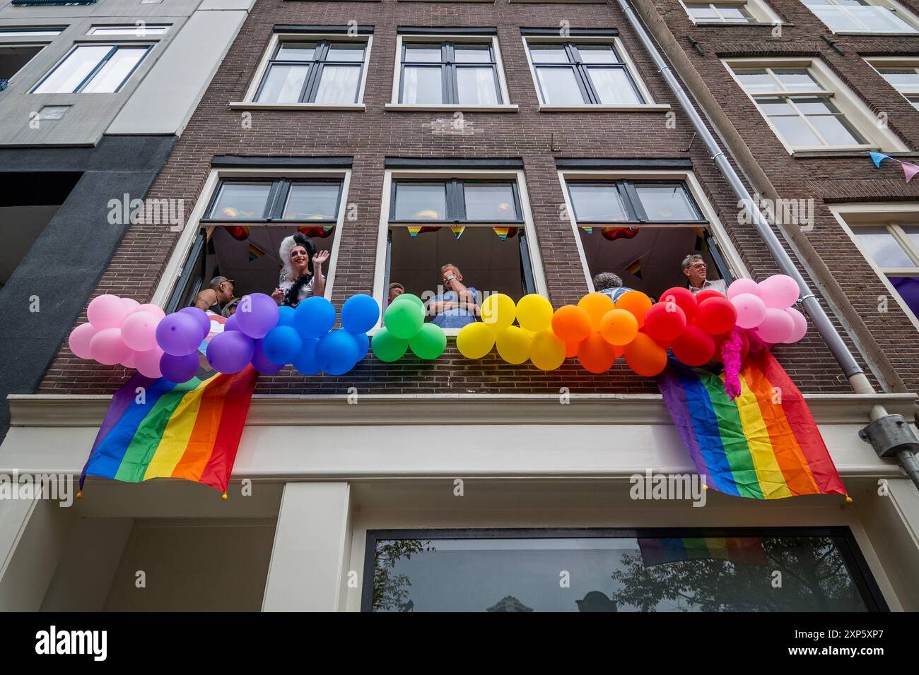 Amsterdam, Hollande du Nord, pays-Bas. 3 août 2024. Le 3 août 2024, plusieurs centaines de milliers de participants, et 80 chars, ont participé à la 27e défilé du canal de la Pride d'Amsterdam. Le thème de cette année était ''ensemble'' (crédit image : © James Petermeier/ZUMA Press Wire) USAGE ÉDITORIAL SEULEMENT! Non destiné à UN USAGE commercial ! Banque D'Images