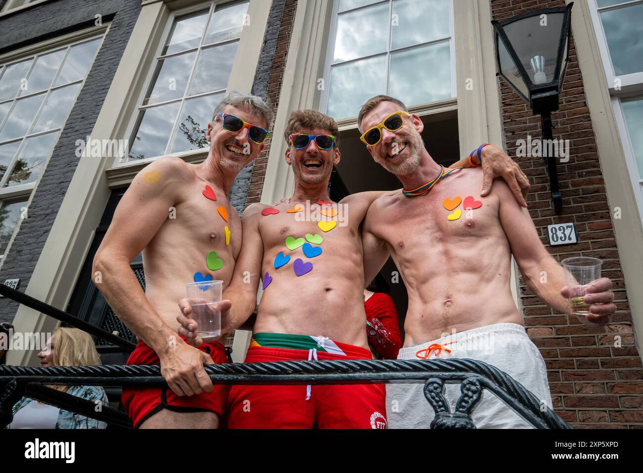 Amsterdam, Hollande du Nord, pays-Bas. 3 août 2024. Trois célébrants de la fierté posent tout en étant photographiés. Le 3 août 2024, plusieurs centaines de milliers de participants, et 80 chars, ont participé à la 27e défilé du canal de la Pride d'Amsterdam. Le thème de cette année était ''ensemble'' (crédit image : © James Petermeier/ZUMA Press Wire) USAGE ÉDITORIAL SEULEMENT! Non destiné à UN USAGE commercial ! Banque D'Images