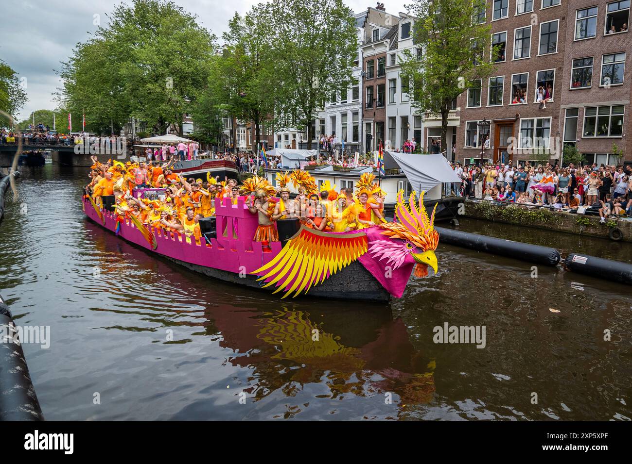 Amsterdam, Hollande du Nord, pays-Bas. 3 août 2024. Le 3 août 2024, plusieurs centaines de milliers de participants, et 80 chars, ont participé à la 27e défilé du canal de la Pride d'Amsterdam. Le thème de cette année était ''ensemble'' (crédit image : © James Petermeier/ZUMA Press Wire) USAGE ÉDITORIAL SEULEMENT! Non destiné à UN USAGE commercial ! Banque D'Images