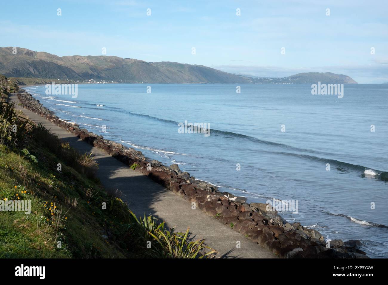 Digue construite par l'homme pour protéger le littoral de l'érosion côtière à Raumati, Kapiti, Nouvelle-Zélande Banque D'Images