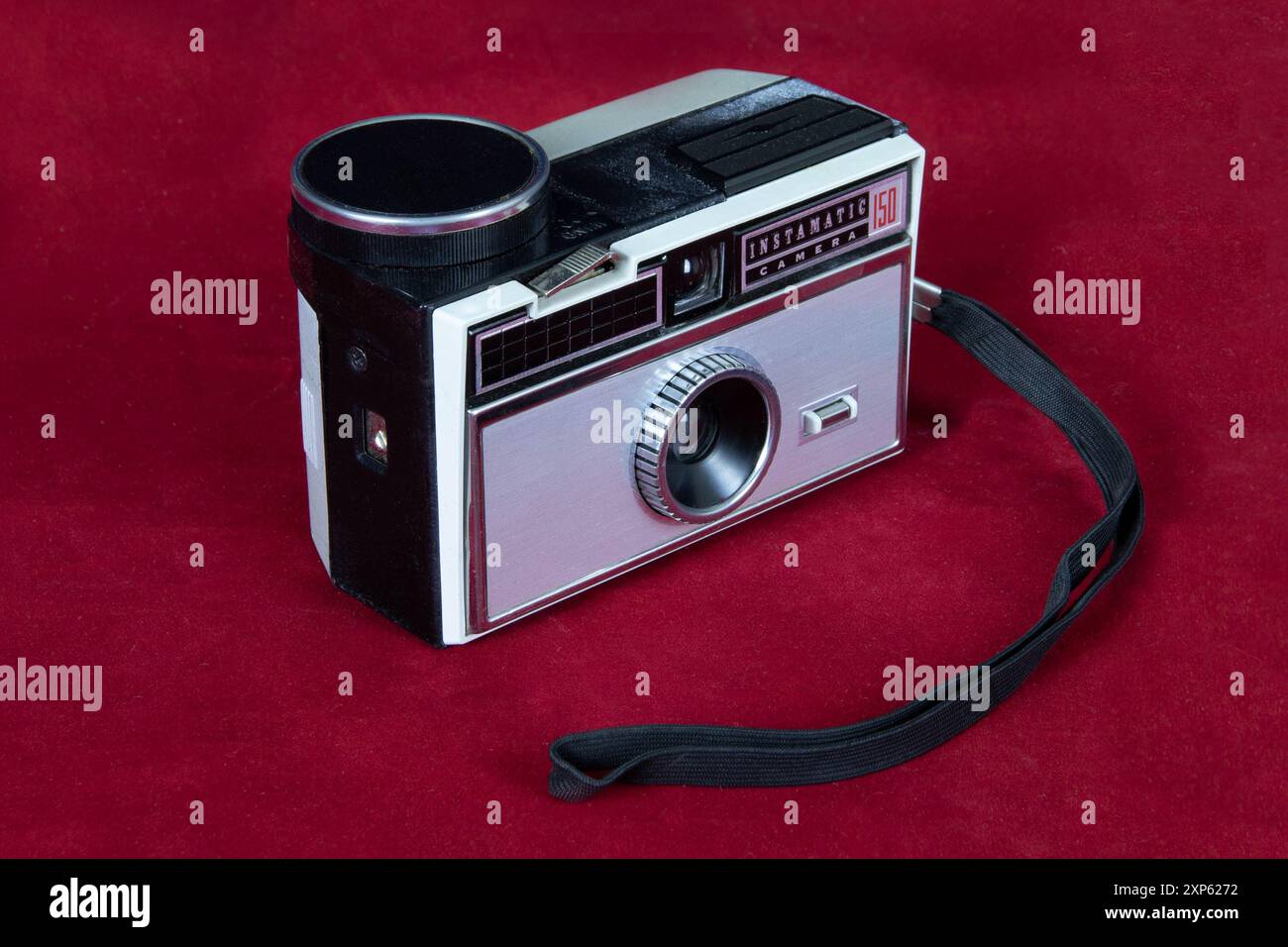 Caméra Instamatic avec fonction de remontage automatique, début des années 1960 Conçu pour les films à 126 cartouches. Fond rouge. Banque D'Images