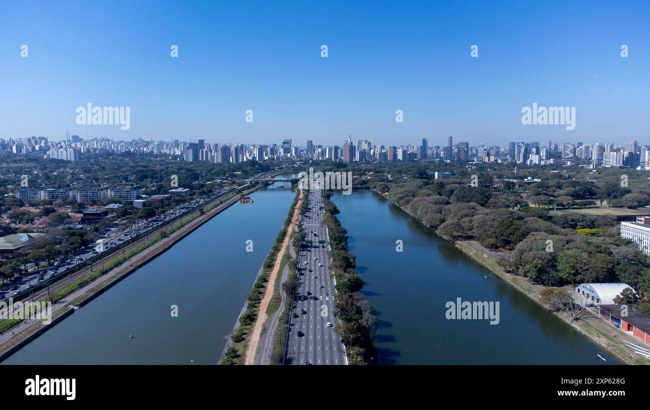 Sao Paulo, Sao Paulo, Brésil. 3 août 2024. La piste olympique, parallèle à la rive de la rivière Pinheiros, est un complexe sportif conçu pour l'aviron et le canoë-kayak. Il dispose de vestiaires, d'une salle de musculation, d'une piste rustique, de bateaux et d'un garage. Dimensions : 2,200 m x 100 M. Raia a été inauguré en 1973, avec la tenue de la 1ère régate internationale, qui a vu la participation d'équipes d'Amérique du Sud et du Nord. (Crédit image : © Wagner Vilas/ZUMA Press Wire) USAGE ÉDITORIAL SEULEMENT! Non destiné à UN USAGE commercial ! Banque D'Images