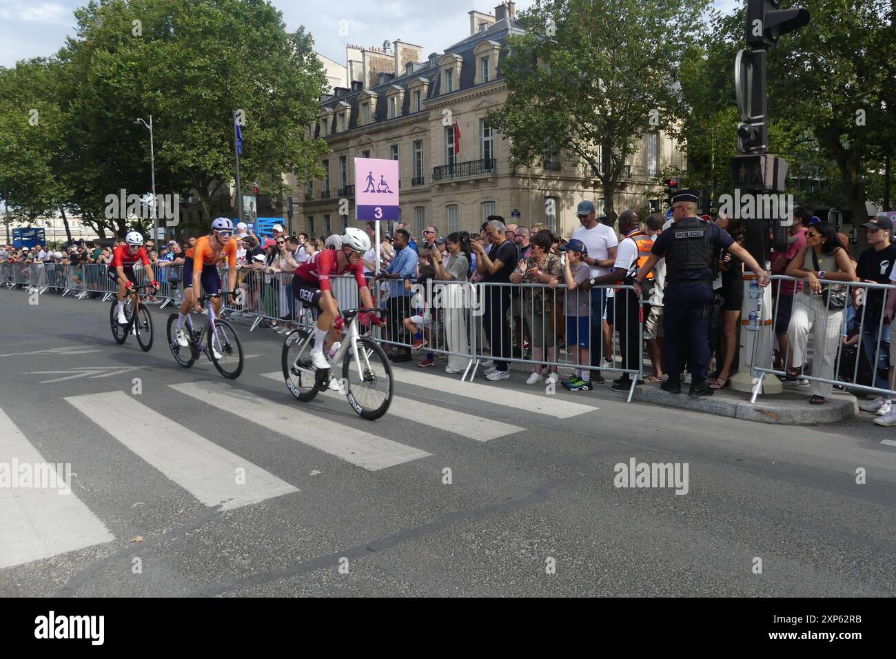 Place de la Concorde, 75008 Paris, France, 3 août 2024. Sous les yeux toujours vigilants de la Gendarmerie française équine, les cyclistes olympiques descendent dans les rues de Paris lors des manches qualificatives pour la compétition cycliste des Jeux olympiques de Paris de 2024. Crédit : ©Julia Mineeva/EGBN TV News/Alamy Live News Banque D'Images