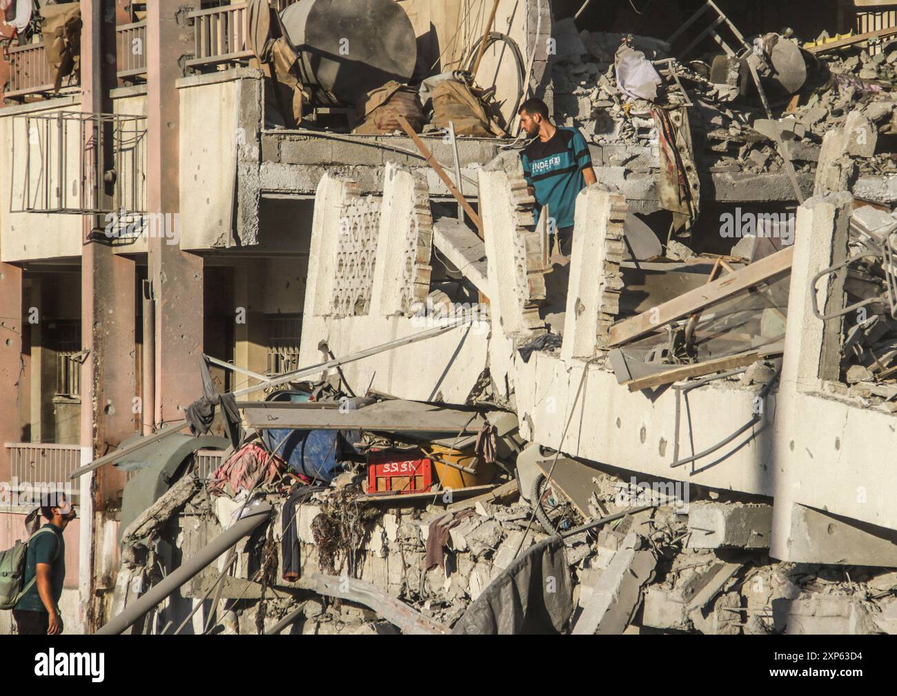 Gaza. 3 août 2024. Des Palestiniens inspectent l’école Hamama attaquée par des avions de guerre israéliens dans le quartier de Sheikh Radwan au Nord de la ville de Gaza, le 3 août 2024. Au moins 15 Palestiniens ont été tués et des dizaines d'autres blessés par une frappe aérienne israélienne sur une école dans le quartier de Sheikh Radwan dans la ville de Gaza samedi, a déclaré le Hamas. Crédit : Mahmoud Zaki/Xinhua/Alamy Live News Banque D'Images