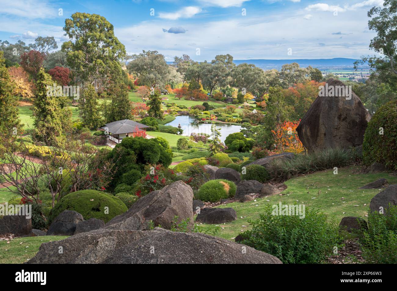 Vue imprenable de l'intérieur du jardin japonais conçu pour aménager la mini vallée menant au milieu de l'eau du jardin. Banque D'Images