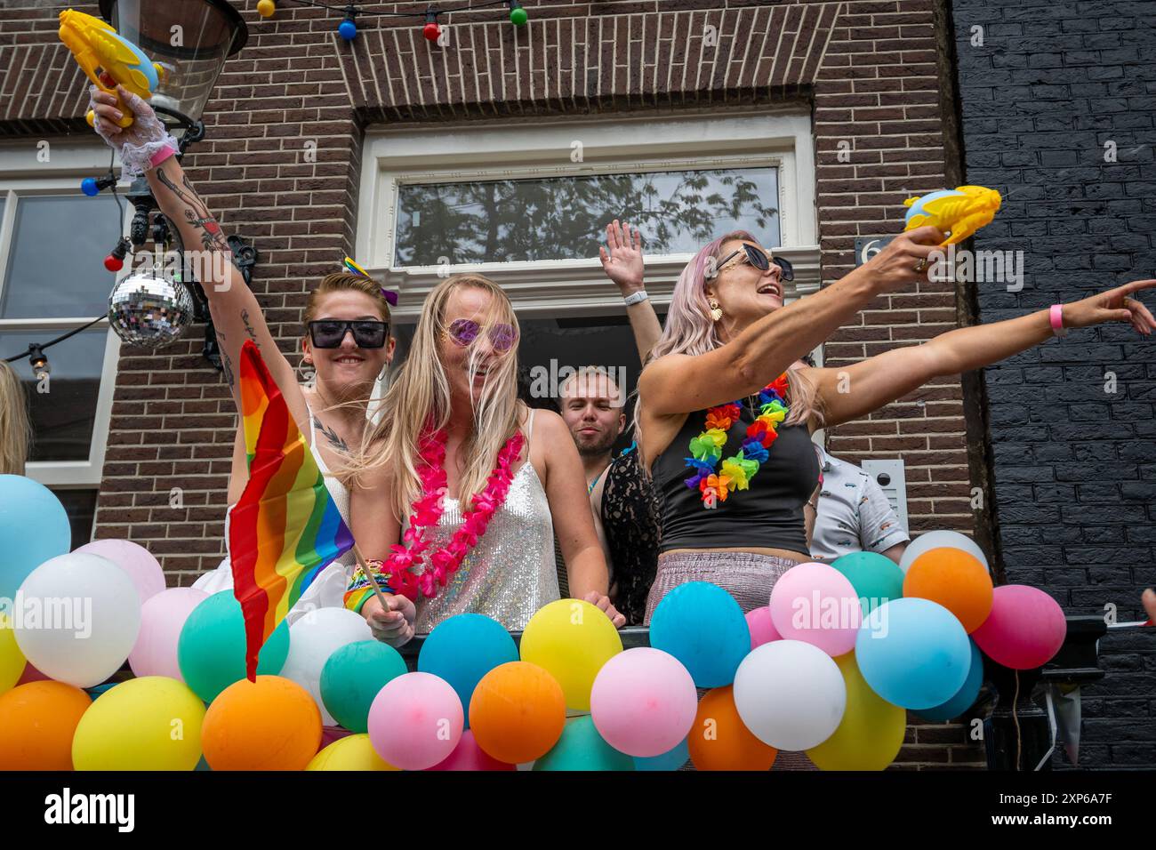 Amsterdam, Hollande du Nord, pays-Bas. 3 août 2024. Trois célébrants de la Pride posent avec des pistolets à jet tandis que plusieurs centaines de milliers de participants et 80 chars ont participé à la 27e parade du canal de la Pride d'Amsterdam. Le thème de cette année était « ensemble ». (Crédit image : © James Petermeier/ZUMA Press Wire) USAGE ÉDITORIAL SEULEMENT! Non destiné à UN USAGE commercial ! Banque D'Images