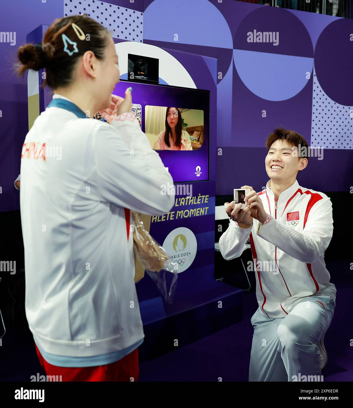 Pékin, France. 2 août 2024. Le joueur de badminton chinois Liu Yuchen (à droite) fait une demande en mariage avec le médaillé d’or Huang Yaqiong après le match pour la médaille d’or en double mixte entre Zheng Siwei/Huang Yaqiong de Chine et Kim Won Ho/Jeong Na Eun de Corée du Sud aux Jeux Olympiques de Paris 2024 à Paris, France, le 2 août, 2024. Crédit : Ren Zhenglai/Xinhua/Alamy Live News Banque D'Images