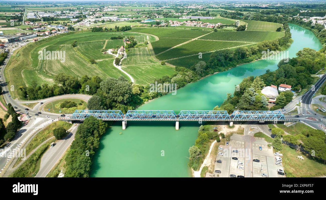 Ponte della Vittoria à San Dona di Piave avec rivière Piave - paysage vu d'en haut Banque D'Images