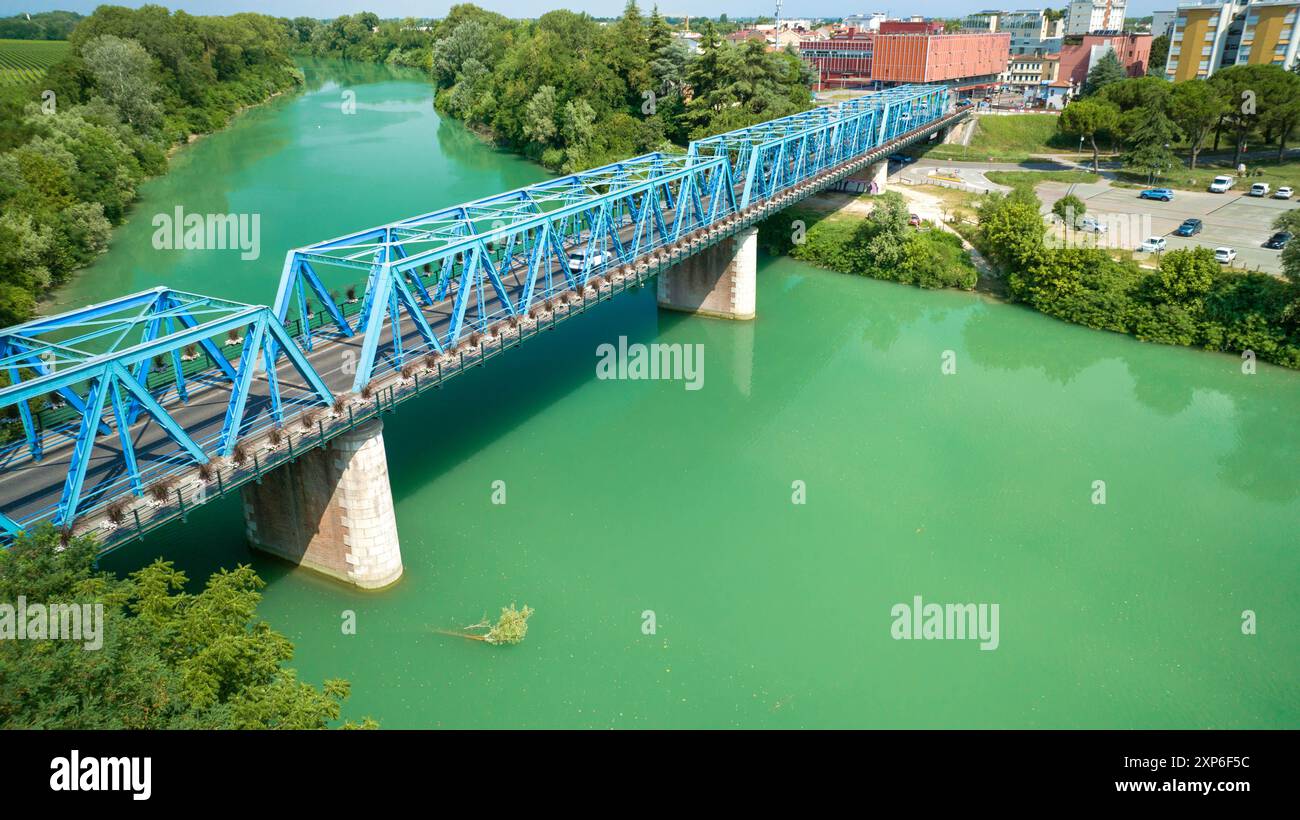 Panoramica dall alto su Ponte della Vittoria a San Dona di Piave e fiume Piave Banque D'Images