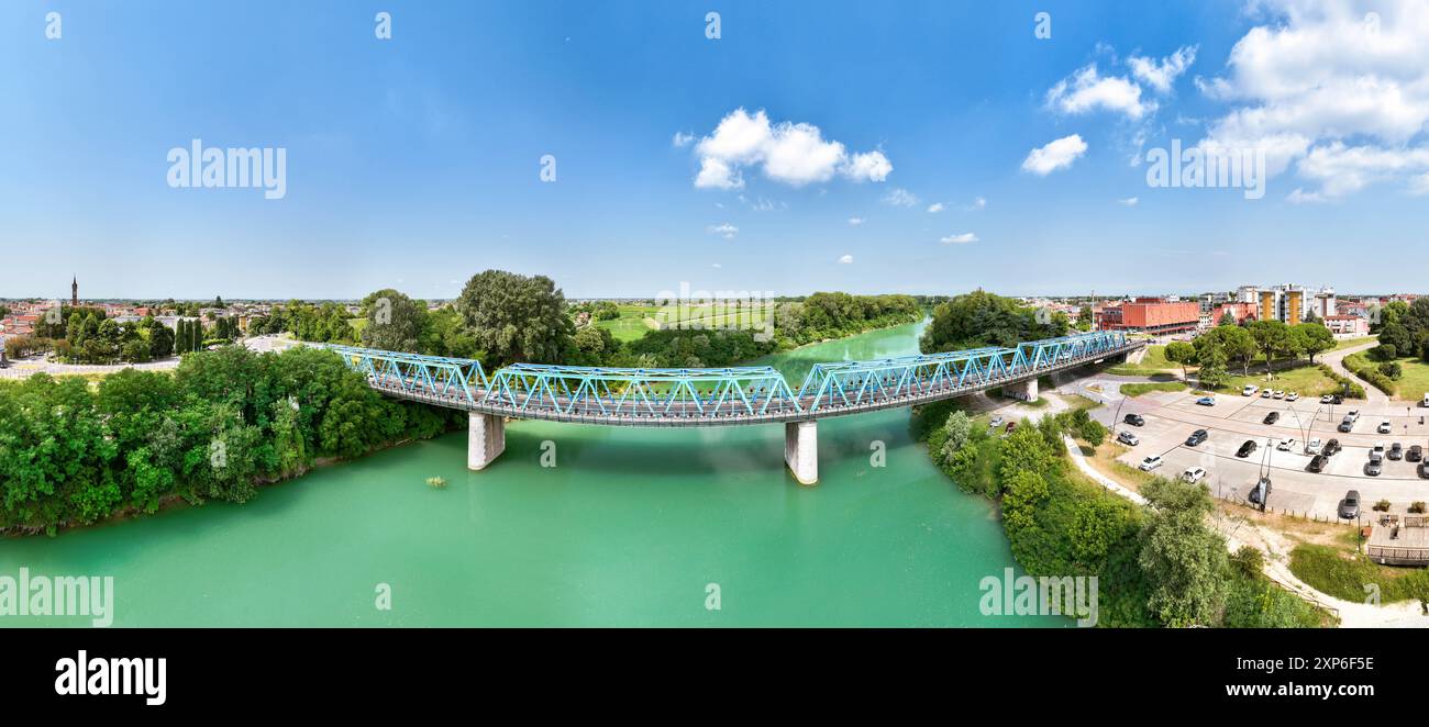 Ponte della Vittoria a San Dona di Piave vista sulla laguna veneta e fiume Piave Banque D'Images