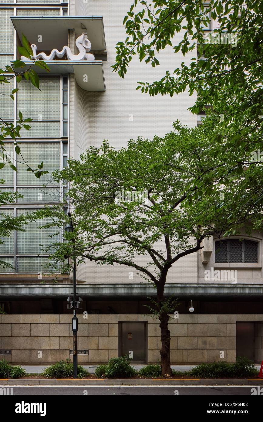 Nihonbashi Takashimaya Shopping Center, extension, conçu par Murano Tōgo (1952-1965), sculpture de Kasagi Sueo ; Tokyo, Japon Banque D'Images