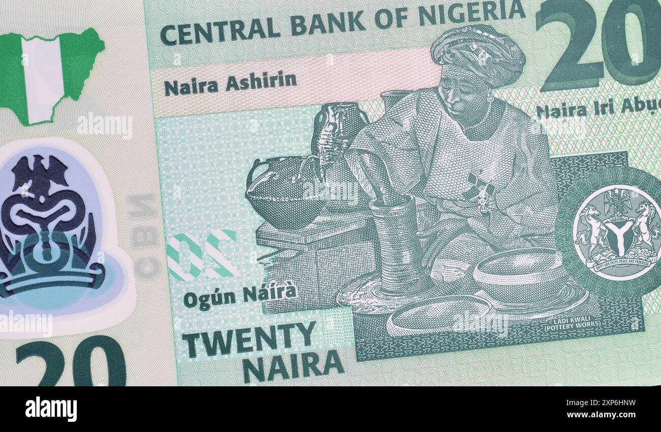Revers du billet de 20 Naira imprimé par le Nigeria, qui montre Ladi Kwali un potier célèbre et une carte nigériane Banque D'Images