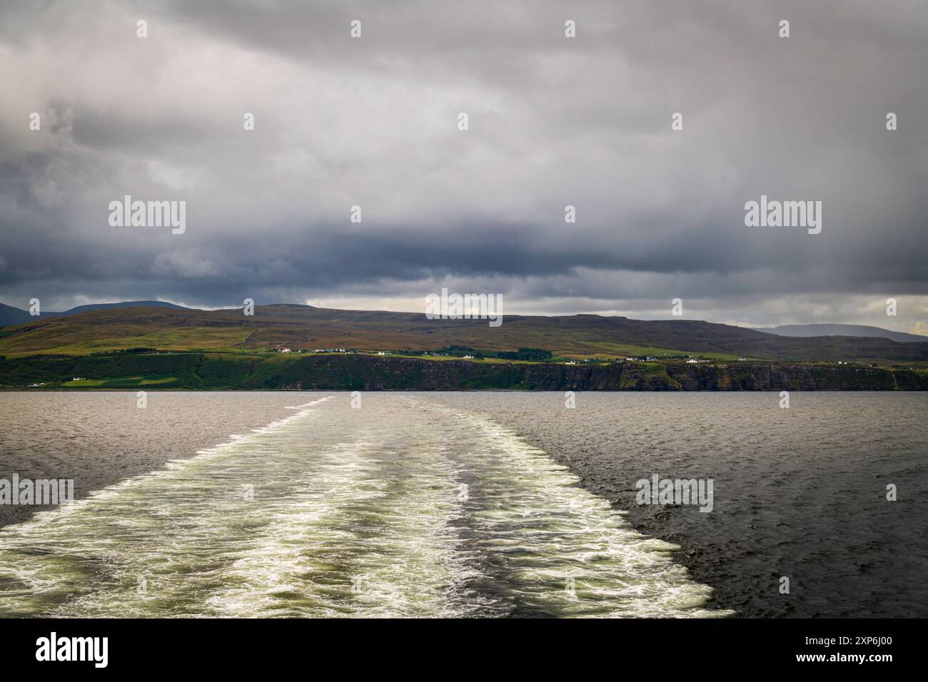 Une image HDR d'été nuageuse prise du ferry Uig-Lochmaddy traversant le Little Minch entre l'île de Skye et les Hébrides extérieures, en Écosse Banque D'Images