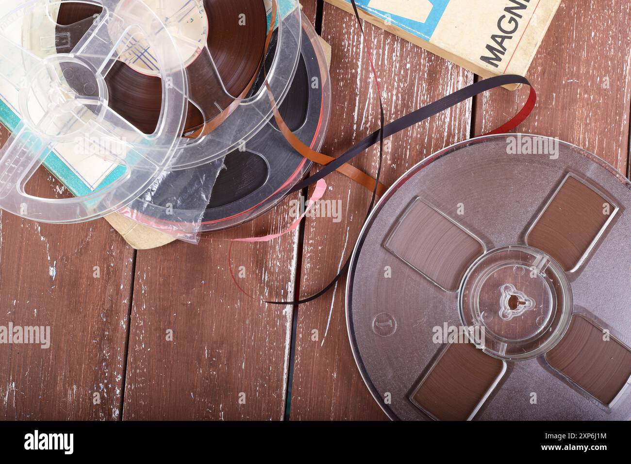 Musique et son - vue de dessus beaucoup de vieilles bandes et bobines empilées sur un fond de planches en bois Banque D'Images