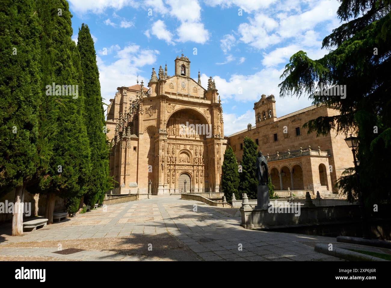 Place Concilio de Trento avec la statue de Francisco de Vitoria et la façade de l'église de San Esteban à Salamanque, en Castilla y Leon, Espagne Banque D'Images