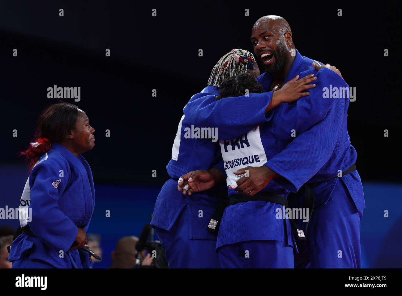 Paris, France. 04 août 2024. Julien Mattia/le Pictorium - Judo - Evénements par équipes - Paris 2024 - 04/08/2024 - France/Ile-de-France (région)/Paris - joie de Clarisse Agbegnenou (FRA), Romane Dicko (FRA), Sarah Leonnie Cysique (FRA) et Teddy Riner (FRA) lors des finales des épreuves par équipes de judo aux Jeux Olympiques de Paris entre la France et le Japon, au Grand Palais éphémère, 3 août 2024 crédit : LE PICTORIUM/Alamy Live News Banque D'Images