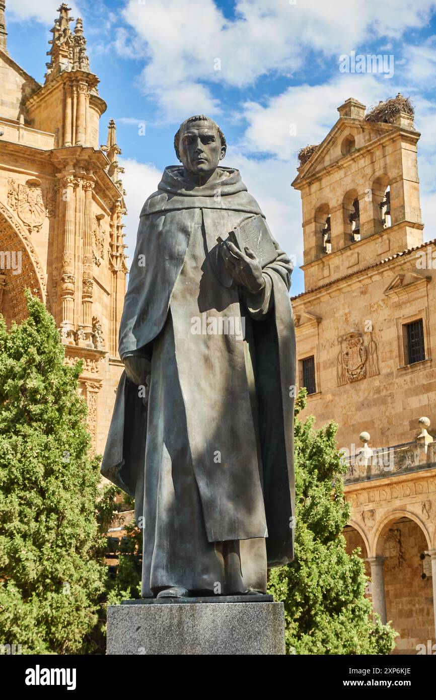 Statue de Francisco de Vitoria, célèbre frère dominicain qui s’est distingué au XVIe siècle comme théologien, philosophe, juriste et enseignant. Salamanque, Banque D'Images