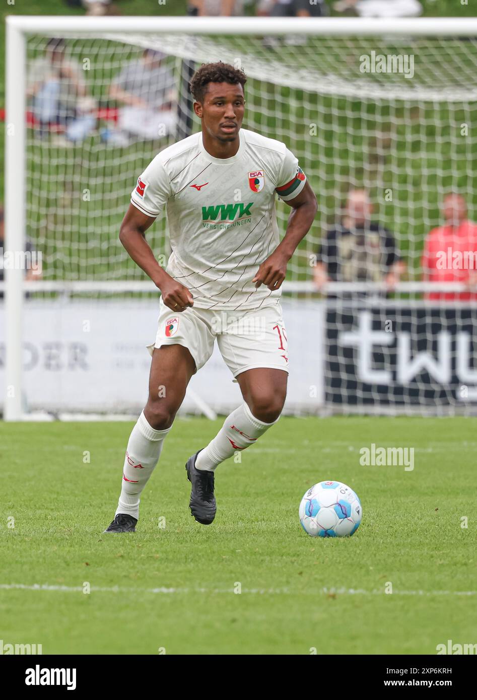 Felix Uduokhai (FC Augsburg #19) Spielt den Ball, FC Augsburg v. Leicester City, Testspiel Banque D'Images